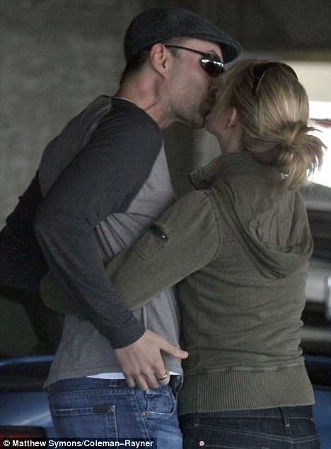 Haven kissing his girlfriend Ashley