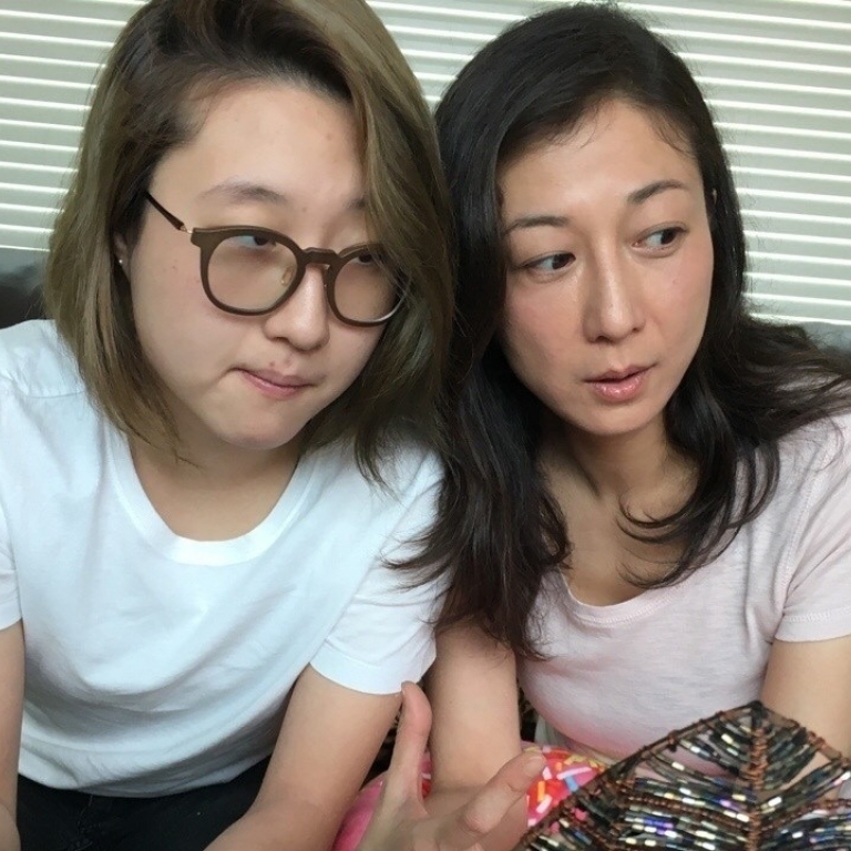 Etta Ng Chok Lam com a mãe Elaine Ng