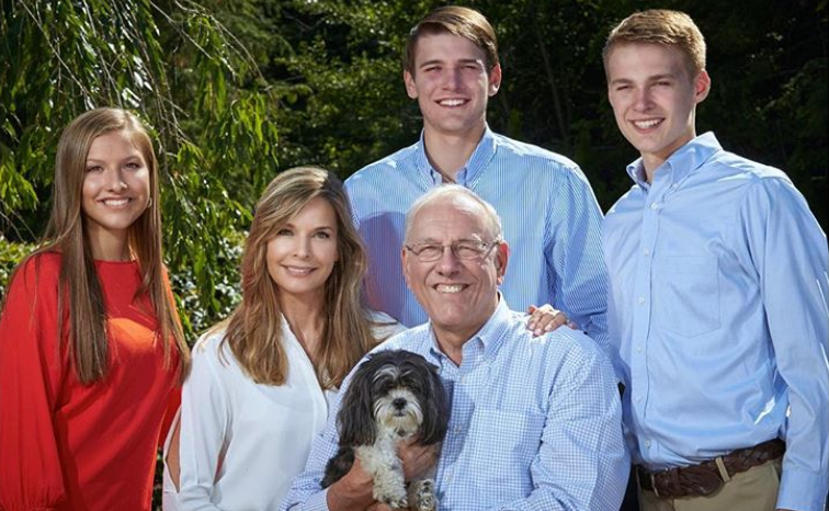 Juli Boeheim con su familia